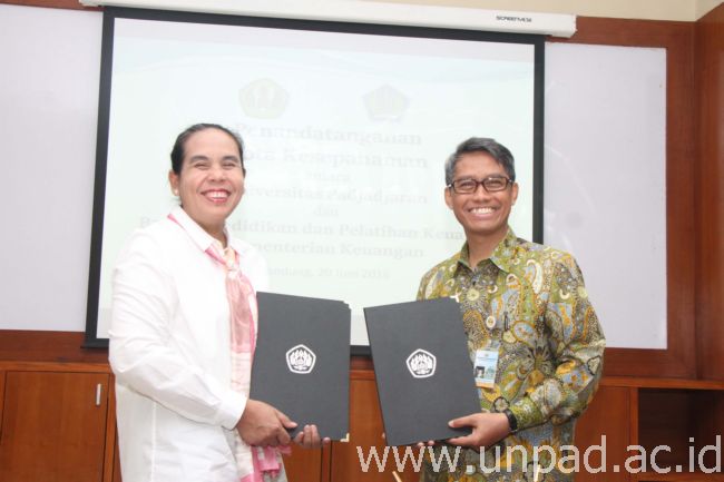 Kepala Badan Pendidikan dan Pelatihan Keuangan, Sumiyati, Ak. M.F.M dan Rektor Unpad, Prof. Tri Hanggono Achmad, usai penandatanganan kerja sama di Executive Lounge Unpad, Jln. Dipati Ukur No. 35 Bandung, Senin (20/06). (Foto oleh: Tedi Yusup)*