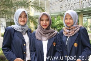 Tiga dari 6 mahasiswa penggagas Kumble Store yang diwawancarai Humas Unpad *