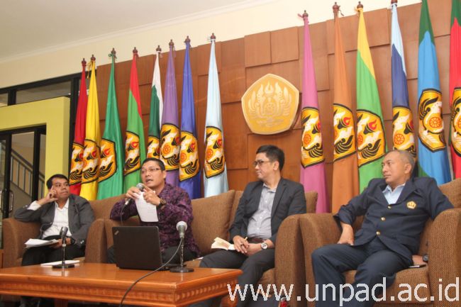 Para narasumber Unpad Merespons bertema "Kawasan Maritim dan Pembebasan Sandera" di Executive Lounge Unpad, Jln. Dipati Ukur No. 35 Bandung, Selasa (26/07). (Foto oleh: Tedi Yusup)*