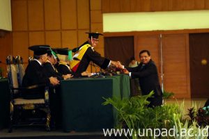 humas unpad 2016_07_21 sidang promosi doktor E Herman Khaeron 3 DADAN