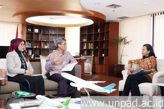 Rektor Unpad, Prof. Tri Hanggono Achmad, dan Direktur Unpad-BCE, Prof. Hj. Erni Tisnawati Sule, saat bertemu dengan Menteri BUMN, Rini Soemarno, di Kantor Kementerian BUMN, Jakarta, Kamis (30/06). (Foto oleh: Arief Maulana)*