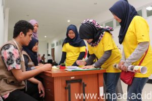 Tim Pimnas Unpad saat registrasi on desk