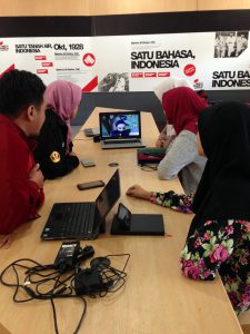 Mahasiswa Unpad saat sedang melakukan analisis tayangan teletubbies *