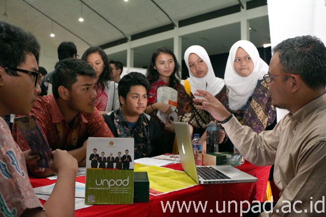 Kasubag Seleksi dan Registrasi Unpad, Ahmad Baehaqi, S.Si., M.T., memberikan informasi kepada para pelajar di Madania Education Exhibition (MEE) 2016 di Bogor, Rabu (7/09). (Foto oleh: Arief Maulana)*
