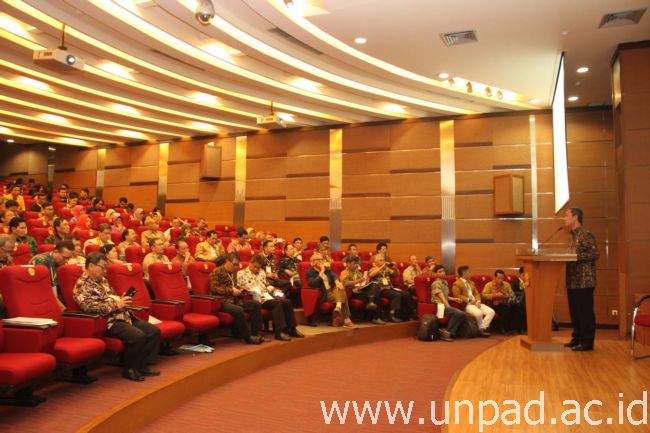 Inspektur Jenderal Kementerian Agraria dan Tata Ruang/Badan Pertanahan Nasional RI, Dr. Yuswanda A. Temenggung, DEA, saat menyampaikan keynote speech pada Seminar Nasional “The Landformation 2016” yang digelar Fakultas Pertanian Unpad bekerja sama dengan Himpunan Ilmu Tanah Indonesia (HITI) di Auditorium Pascasarjana Fikom Unpad Kampus Jatinangor, Kamis (8/09). (Foto oleh: Tedi Yusup)*