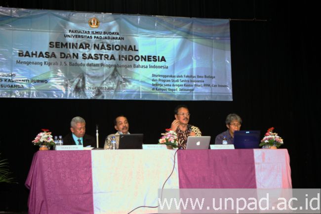 Seminar Nasional Bahasa dan Sastra Indonesia “Mengenang Kiprah JS Badudu dalam Pengembangan Bahasa Indonesia” di Aula Pusat Studi Budaya Jepang Fakultas Ilmu Budaya Unpad, Kamis (27/10). (Foto oleh: Tedi Yusup)*