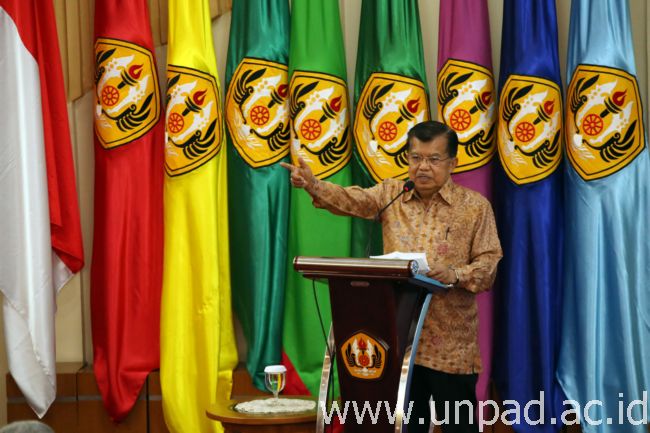 Wakil Presiden RI, Drs. H. Muhammad Jusuf Kalla, saat memberikan sambutan pada “Seminar Nasional dan Temu Administrator Muda Indonesia” di Bale Sawala Gedung Rektorat Unpad Kampus Jatinangor, Senin (24/10). (Foto oleh: Dadan T.)*