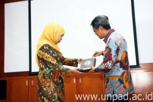 Rektor Unpad saat memberikan Jam Sunda kepada Menteri Sosial, Khofifah Indar Parawansa, beberapa waktu lalu. 