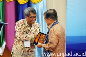 Wakil Presiden Jusuf Kalla saat mengenakan Selendang Unpad, beberapa waktu lalu.