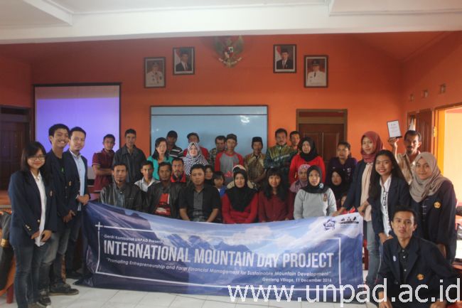 Seminar dan pelatihan wirausaha tani “Promoting Entrepreneurship and Farm Financial Management for Sustainable Mountain Development” di Desa Genteng, Kecamatan Sukasari, Kabupaten Sumedang (11/12). *