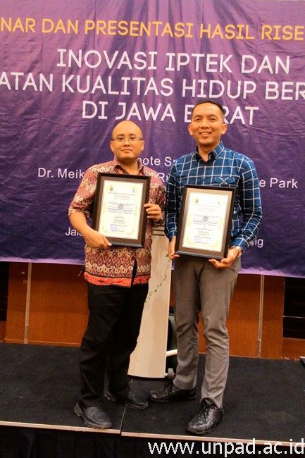 Dr. Tomy Perdana dan Dr. Dwi Purnomo, dua dosen Unpad yang meraih penghargaan dari BP3IPTEK Jabar.*
