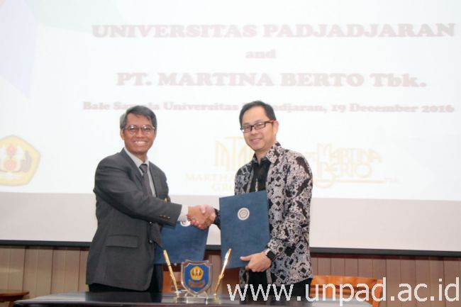 Rektor Unpad, Prof. Tri Hanggono Achmad, dan Direktur PT. Martina Berto, Samuel Eduard Pranata, saat penandatangangan Piagam Kerja Sama di Bale Sawala Unpad Jatinangor, Senin (19/12). (Foto oleh: Tedi Yusup)*