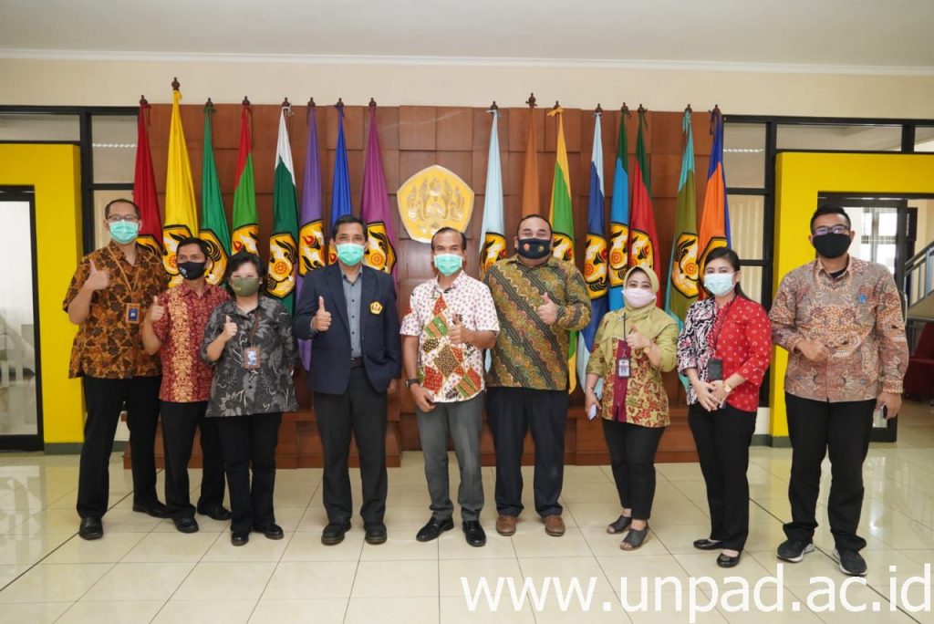 Perwakilan Kemenko Polhukam RI dan perwawkilan Unpad melakukan foto bersama di Executive Lounge Unpad Jl. Dipati Ukur 35 Bandung, Jumat (4/9). (Foto oleh: Dadan Triawan)